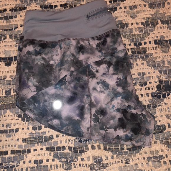 COPY - rare pattern size 4 regular speed up Lululemon shorts - Picture 1 of 3